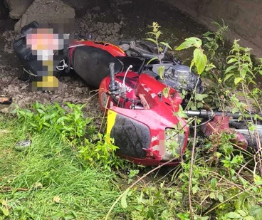 Bărbat găsit mort sub un pod în Neamț. Victima era prinsă sub un scuter