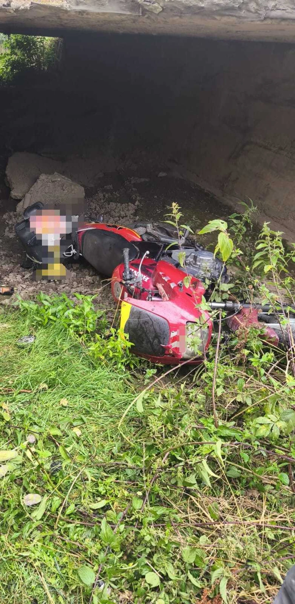 Tragedie în Neamț: bărbat găsit mort sub un pod, cu scuterul peste el