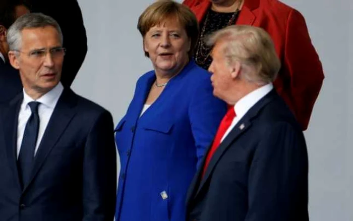 Angela Merkel, flancată de secretarul general NATO Jens Stoltenberg (stânga) şi Donald Trump FOTO AFP