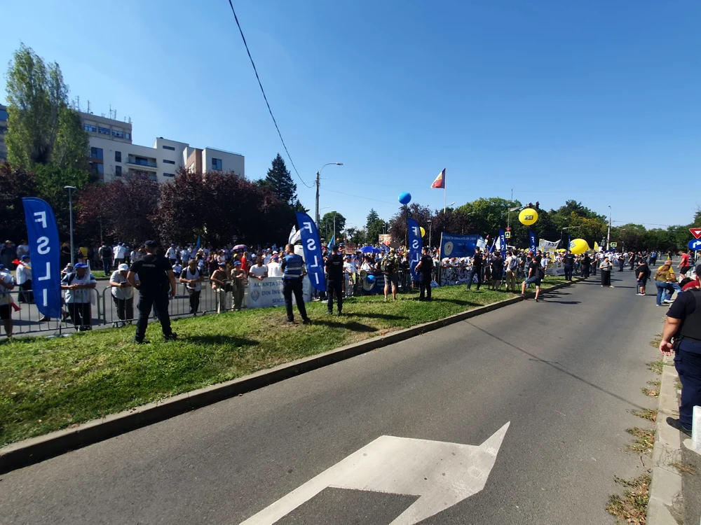 La această oră, la Cotroceni, mai sunt doar 300 de protestatari.