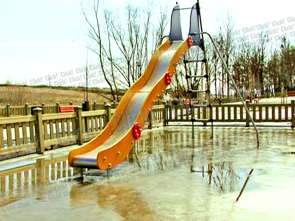
    Cu toată investiţia, copiii  nu vin la joacă în acest  parc, fiind situat tocmai  la ieşirea din oraş  