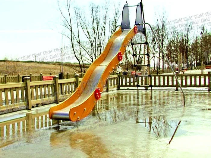 
    Cu toată investiţia, copiii  nu vin la joacă în acest  parc, fiind situat tocmai  la ieşirea din oraş  