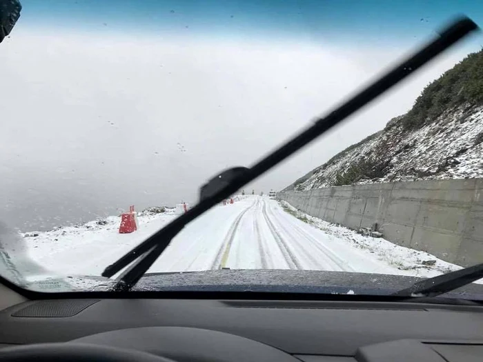A nins pe Tranfăgărăşan şi pe Transalpina. Drumarii intervin cu utilaje şi cu material antiderapant