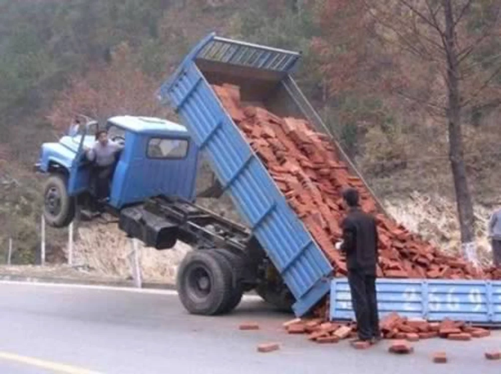 Cele mai spectaculoase accidente care au implicat camioane