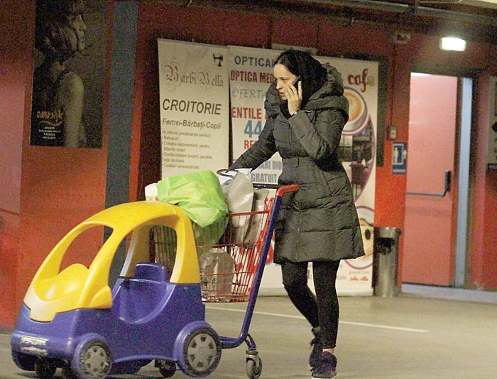 
    Sanda Ladoşi. E mai mult cu  plase în mână  decât cu microfon  