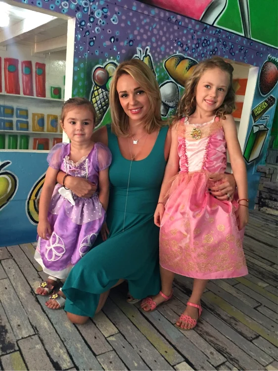 Catrinel are două fetiţe: pe Sara (6 ani) şi la Lara (2 ani şi jumătate)