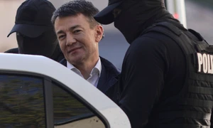 Alexandru Balan, fost director al Serviciului de Informatii si Securitate (SIS) din Moldova, este condus spre masina care il va transporta la granita cu Moldova, in Bucuresti, 24 aprilie 2026.   Inquam Photos / Octav Ganea