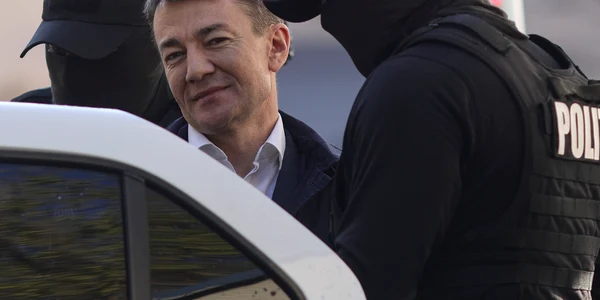 Alexandru Balan, fost director al Serviciului de Informatii si Securitate (SIS) din Moldova, este condus spre masina care il va transporta la granita cu Moldova, in Bucuresti, 24 aprilie 2026.   Inquam Photos / Octav Ganea