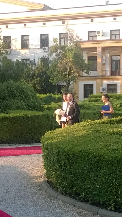 Bobby Păunescu și Alice Peneacă merg spre ofițerul Stării Civile din Buftea