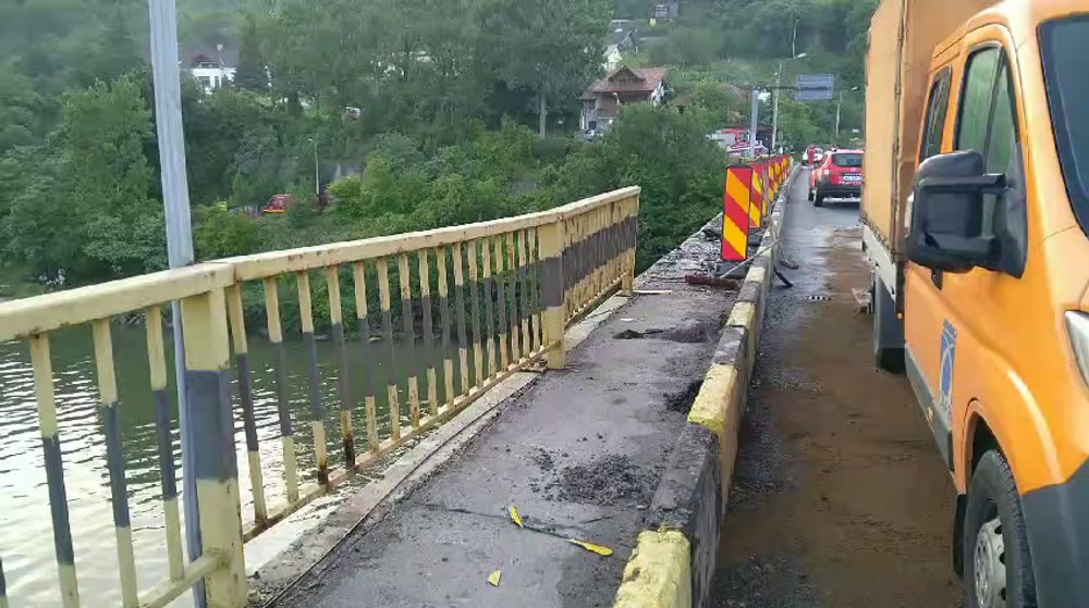 TIR căzut în Dunăre de pe podul din zona Bahna. Șoferul a fost scos mort din apă de scafandri VIDEO