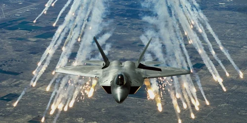 Avion F-22 FOTO commons.wikimedia.org