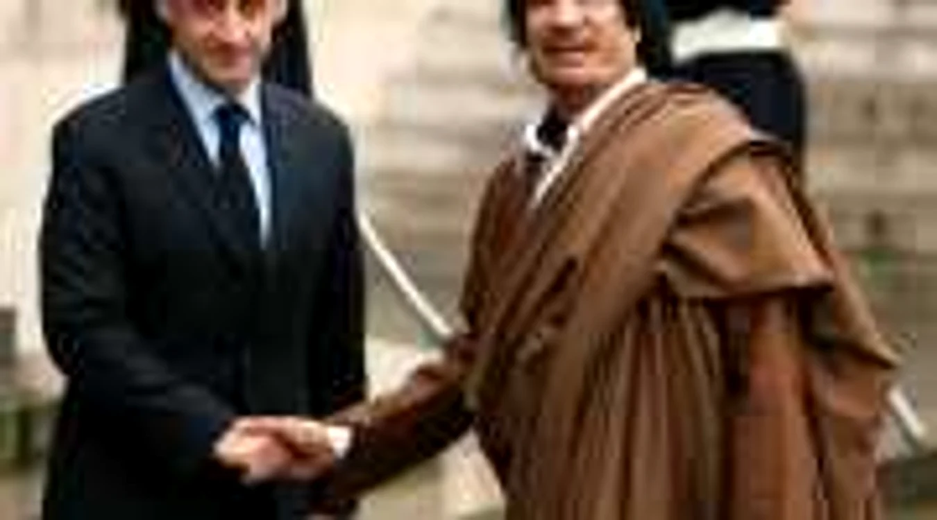 Nicolas Sarkozy s-a întâlnit cu Gaddafi la scurt timp după ce a devenit preşedinte, în decembrie 2007. FOTO: Reuters