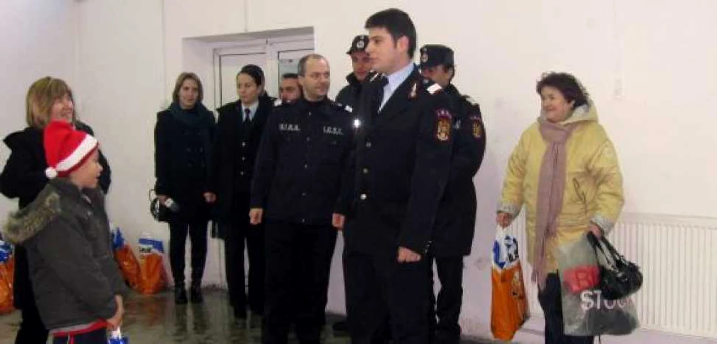 Copiii au primit dulciuri şi fructe după ce au cântat colinde