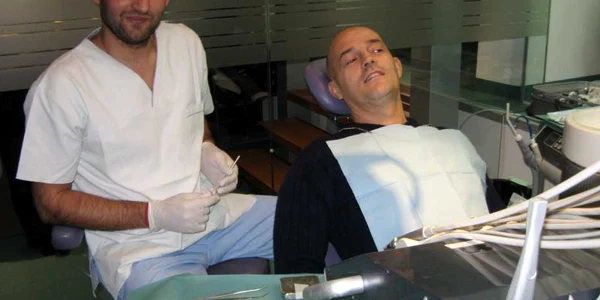 La cabinetul doctorului Ionuţ Costache se tratează şi Roberto, un tânăr venit tocmai din Eleveţia 