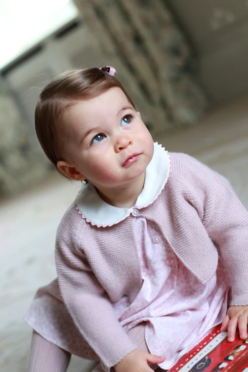 Imaginile cu mica prințesă au fost surprinse de Kate Middleton, mama sa
