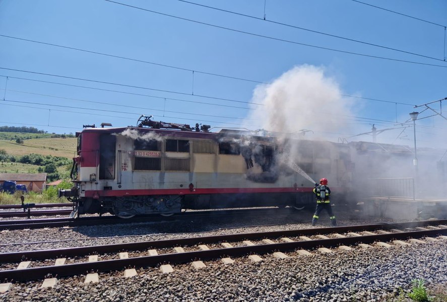 Locomotiva unui tren de călători a luat foc în gara din Sinaia. 120 de pasageri s-au autoevacuat