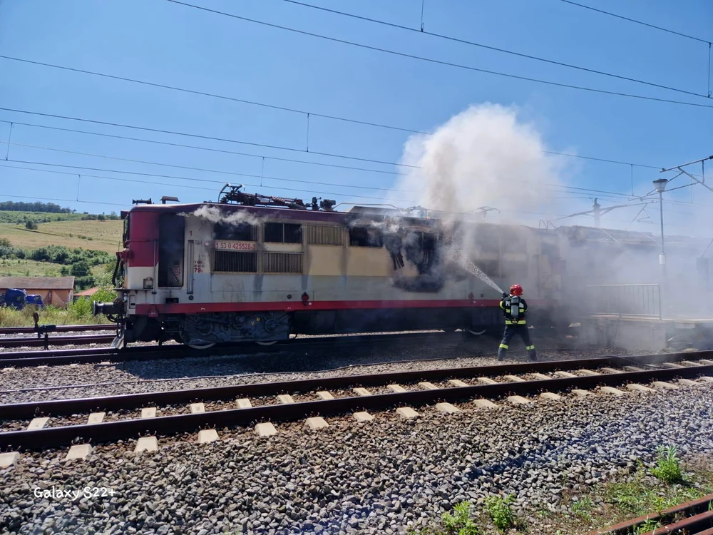 Ambele automotoare ale trenului Regio au fost afectate de incendiu FOTO arhivă Adevărul