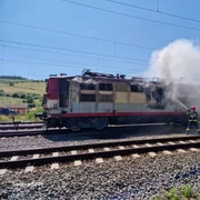 Locomotiva unui tren încărcat cu lemne în flăcări în Dumbrăveni Foto ISU Sibiu