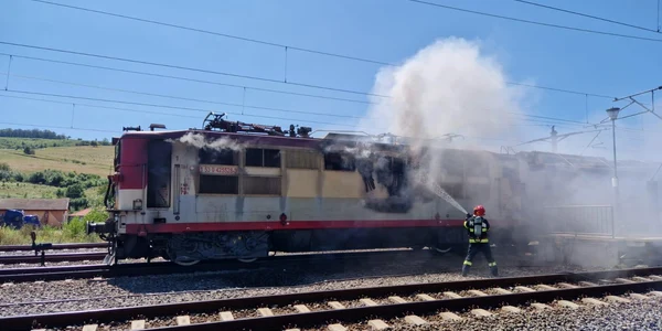 Locomotiva unui tren încărcat cu lemne în flăcări în Dumbrăveni Foto ISU Sibiu