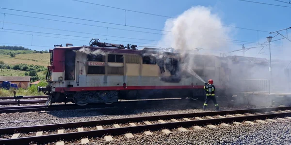 Locomotiva unui tren încărcat cu lemne în flăcări în Dumbrăveni Foto ISU Sibiu