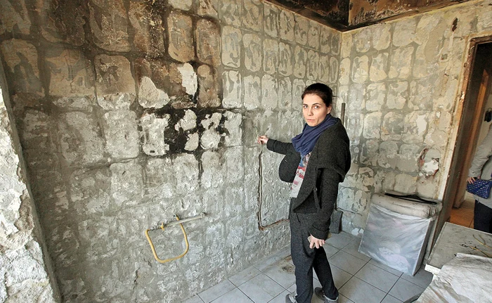 Aida ne-a arătat ieri bucătăria distrusă, dar și cablul electric învechit, de la care a pornit scurtcircuitul