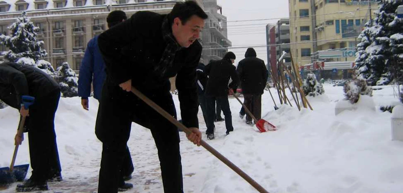 Si primarul Andrei Volosevici a participat la deszapezire