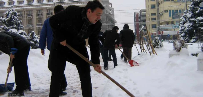 Si primarul Andrei Volosevici a participat la deszapezire