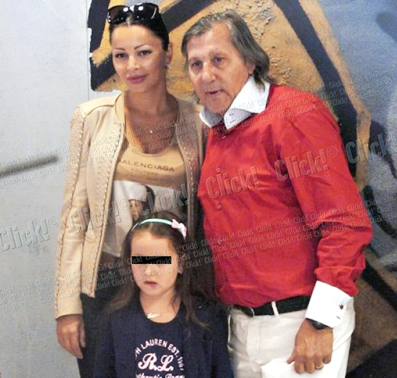 La fotografia „oficială”, alături de Brigitte şi fiica ei, Ilie şi-a supt burta
