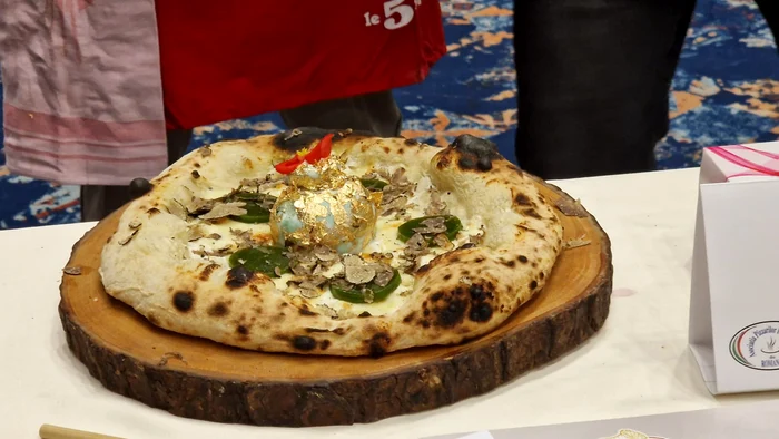 Pizza cu foiță de aur a făcut senzație la București. FOTO: Adevărul