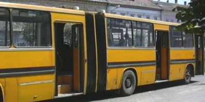 Autobuz de genul celor care au circulat înainte de 1989