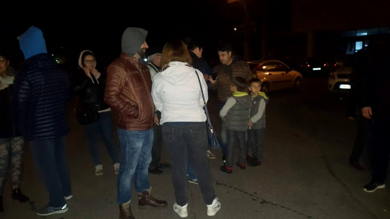 Aproximativ 30 de persoane s-au strâns în faţa Casei de Cultură