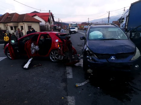 Accident pe Valea Oltului - în Bujoreni Vâlcea cu trei victime - coliziune între un TIR şi două autoturisme dintre care unul cu refugiaţi ucraineni Foto ISU Vâlcea