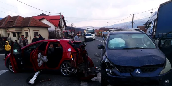 Accident pe Valea Oltului - în Bujoreni Vâlcea cu trei victime - coliziune între un TIR şi două autoturisme dintre care unul cu refugiaţi ucraineni Foto ISU Vâlcea
