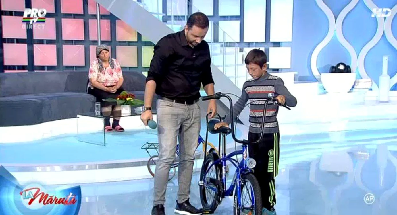 Marius a primit cadou o bicletă nouă 