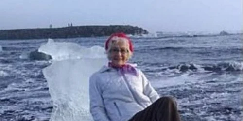 bunica pozeaza pe o bucata de gheata foto captura foto