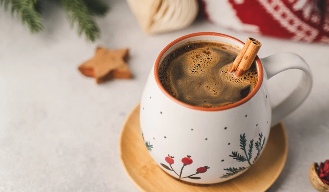 Cafeaua cu scorțișoară nu este un deliciu doar de sărbătorile de iarnă
