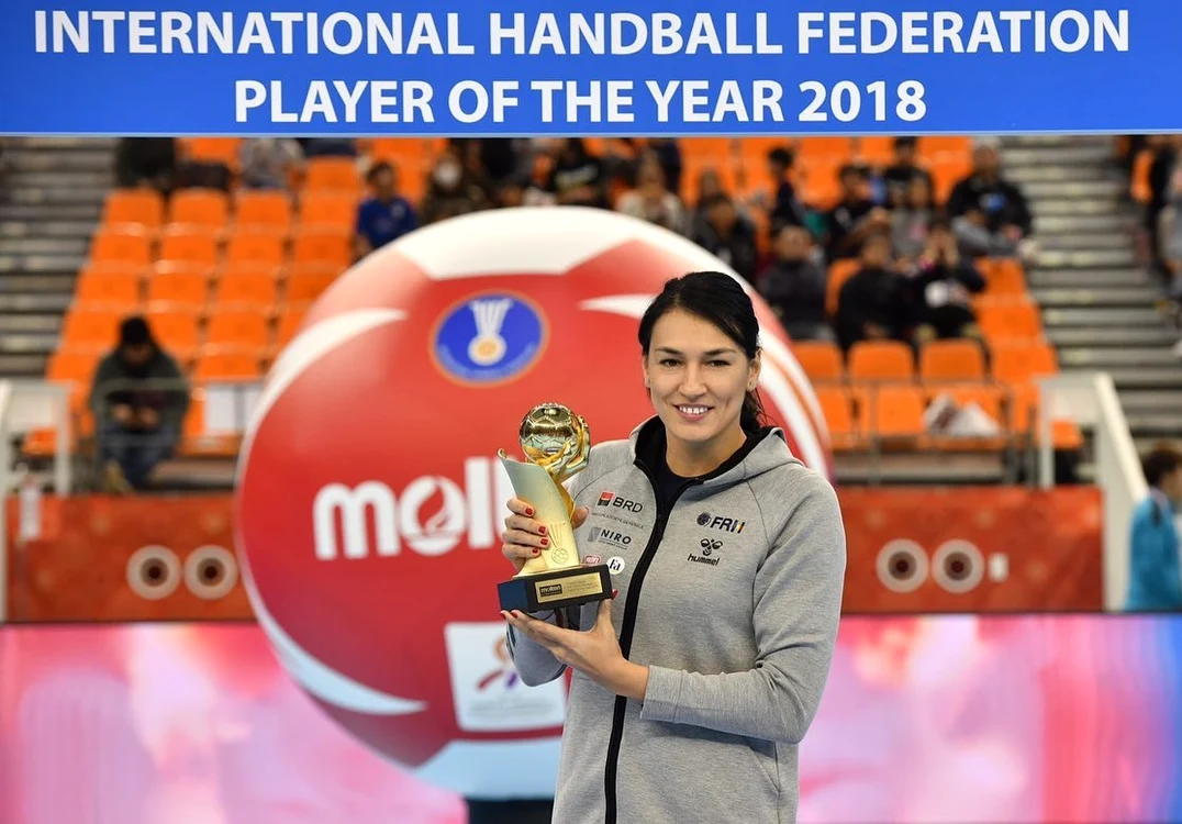 
    Cristina Neagu a primit trofeul atribuit celei mai valoroase handbaliste din lume în 2018Foto: Facebook / IHF  