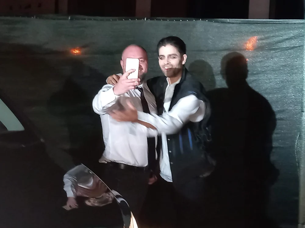Actorul Adrian Grenier își face un selfie cu un admirator FOTO Ioan Buciumar