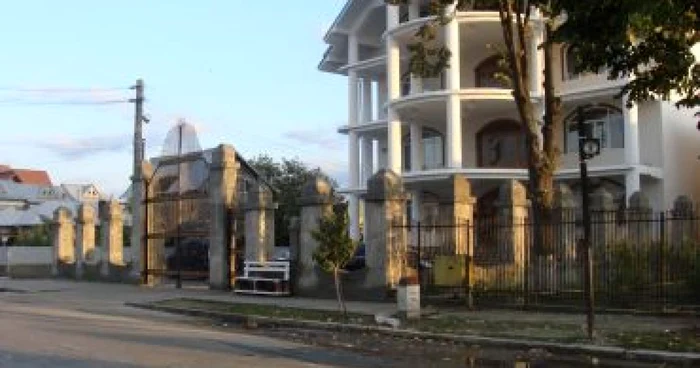 Râmnicu Vâlcea: Rromii din Dragăşani sunt în conflict cu regele lor din cauza banilor daţi la lăutari