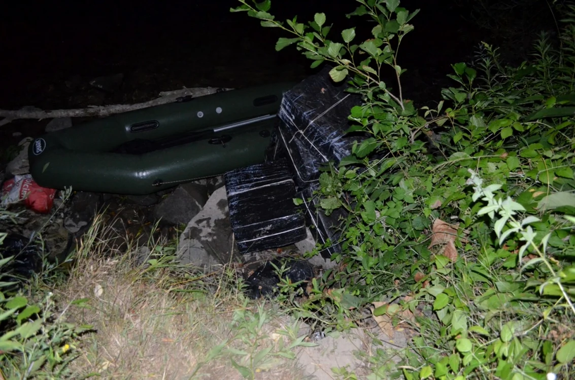 Au abandonat barca si coletele cu tigari si au fugit  Sursa foto: ITPF Sighetu Marmatiei