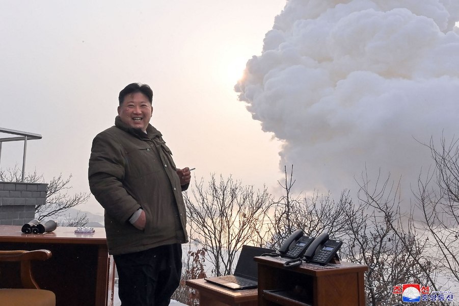 Cresc tensiunile între Coreea de Nord și Coreea de Sud. Kim Jong Un închide o stație de radio spion și amenință cu bomba nucleară