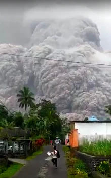 Vulcanul Semeru din Indonezia a erupt . Foto Profimedia