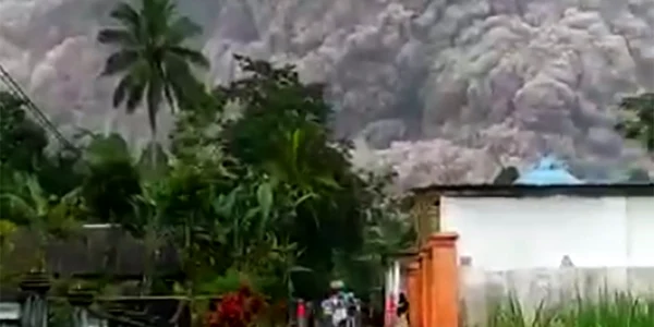 Vulcanul Semeru din Indonezia a erupt . Foto Profimedia