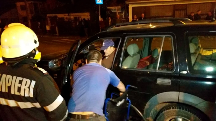 A fost nevoie de intervenţia lucrătorilor de la ISU pentru a descarcera victima Foto: Radio Târgu Jiu