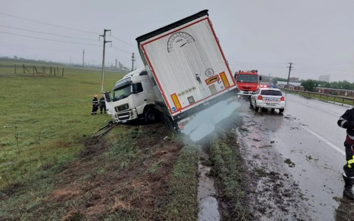 Camionul a derapat şi a ajuns în şanţ FOTO ISU Ialomiţa
