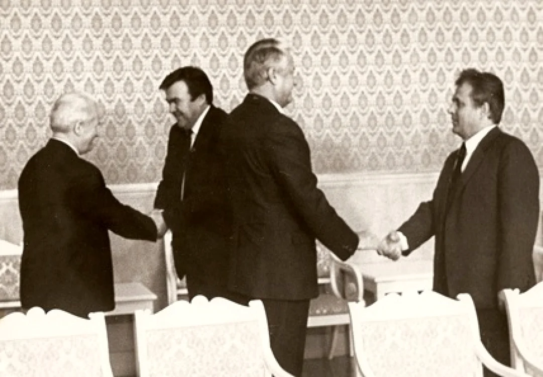 Primul, din dreapta imaginii, Mircea Druc - care a condus guvernul de la Chişinău, de la 26 mai 1990 la 22 mai  1991 -  a dat mâna cu Boris Yeltsin, primul preşedinte al Rusiei, între anii 1991-1999. Fotografia este din arhiva personală a lui Mircea Druc.