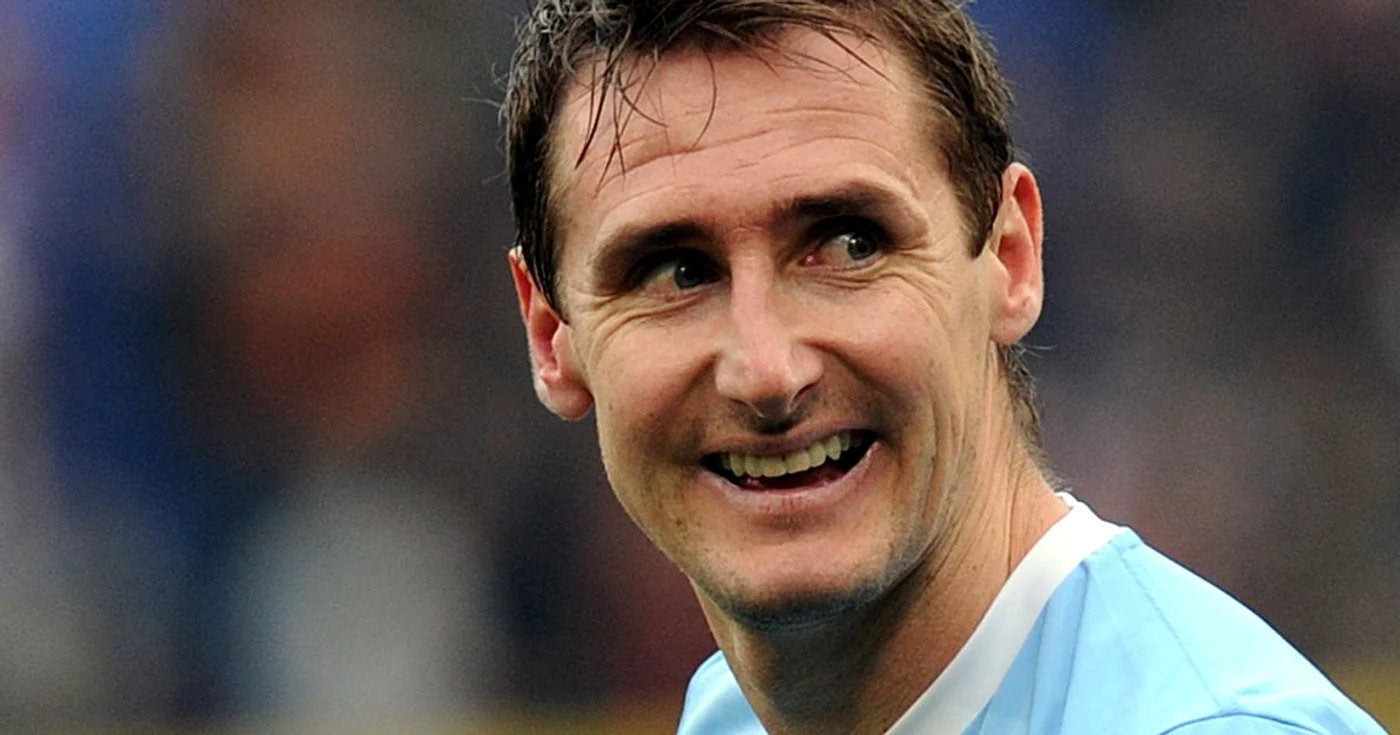 Miroslav Klose, atacantul lui Lazio Roma a recunoscut că a marcat un gol cu mâna, iar reuşita a fost anulată de arbitru FOTO Mediafax
