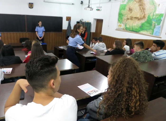 Elevii, la întâlnirea cu poliţiştii FOTO Adevărul