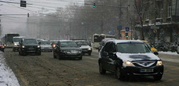 Brigada Rutieră a Capitalei îi avertizează pe şoferi să nu depăşească autovehiculele oprite la semafor. FOTO arhiva Adevărul