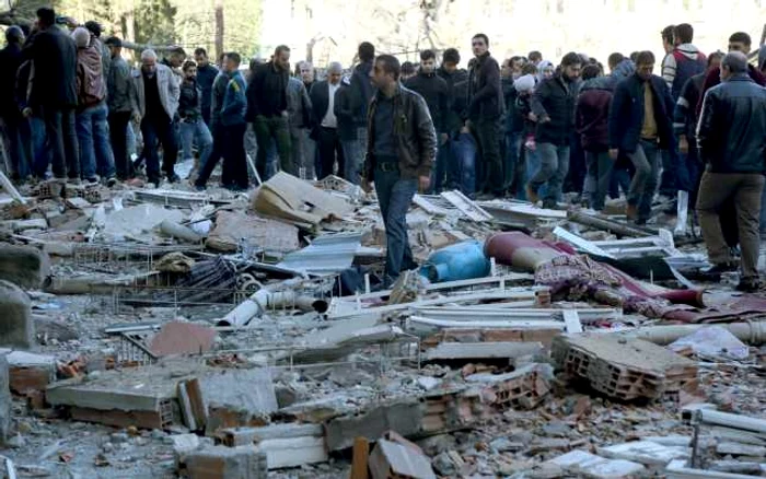 O maşină-capcană a fost detonată în apropiere de sediul poliţiei din Diyarbakir Foto: EPA